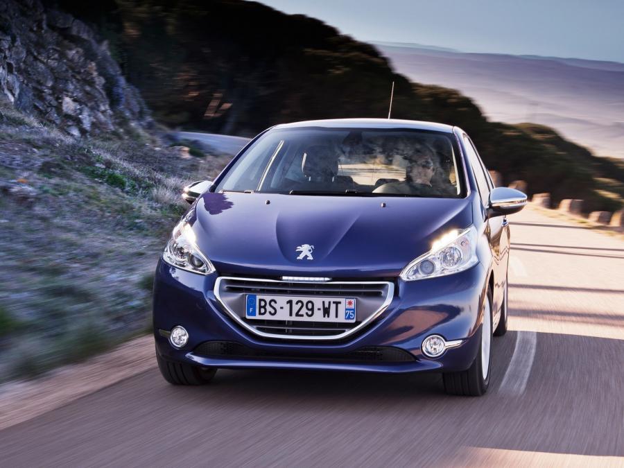  Peugeot 208 3-Door 2012 года  (фото 27 из 31)